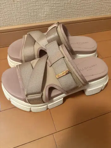 질스튜어트 트랙 밑창 뮬 샌들 22.5