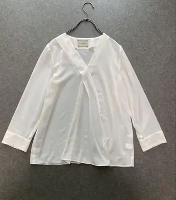 새상품급 UNITED ARROWS UBCB P ASM/TK V넥 블라우스