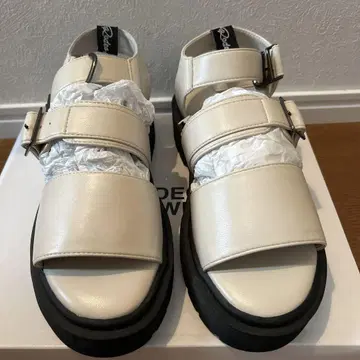 새상품 RODEO CROWNS 아이보리 샌들 L 사이즈