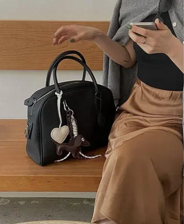 블랙 가죽풍 핸드백 참 포함