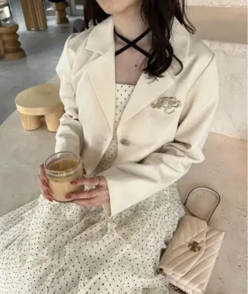 브로치가 달린 숏 테일러드 자켓 niceclaup