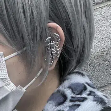 gibous scorpion ear hook 귀걸이