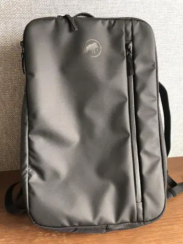 블랙 백팩 심플한 디자인