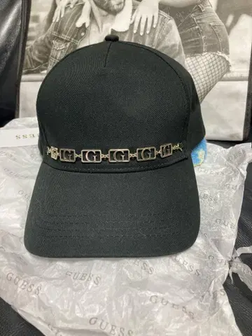 GUESS 블랙 야구 모자 체인 포함