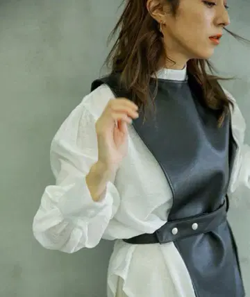 디포메이션 인조 가죽 베스트