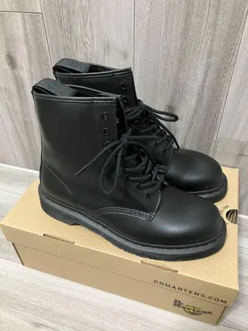 Dr. Martens 1460 MONO 8 홀 부츠