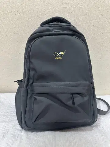 그레이의 심플한 백팩