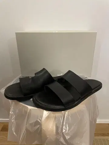 코스 가죽 샌들