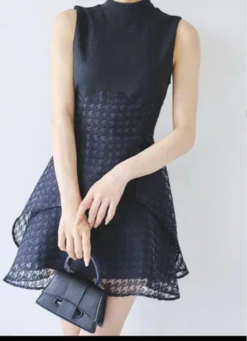 다즐린 블랙 레이스 슬리브리스 미니 원피스