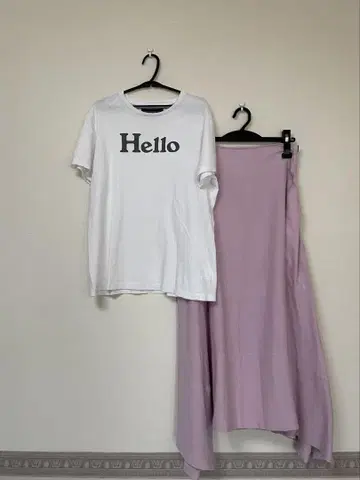 매디슨 블루 Hello 티셔츠 01과 미모레 린넨 스커트 셋업