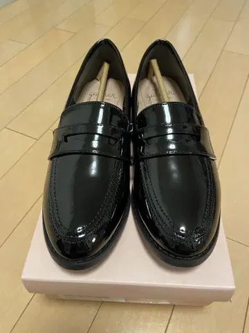 블랙 에나멜 로퍼 23.5cm