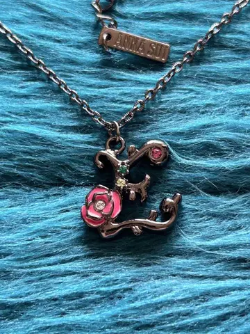 ANNA SUI 안나수이 알파벳 E 앤티크 컬러 목걸이