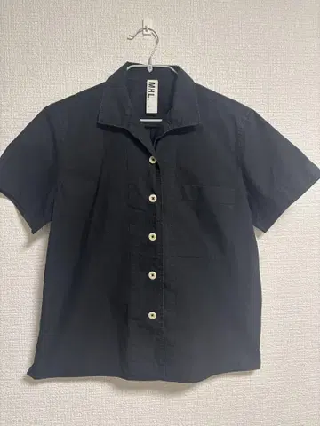 MHL. 블랙 반팔 셔츠