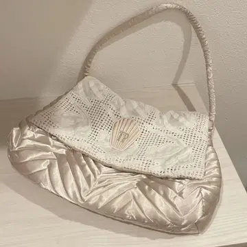 극장 프로덕츠 피쉬 퀼팅 새틴 쉘 백 베이지
