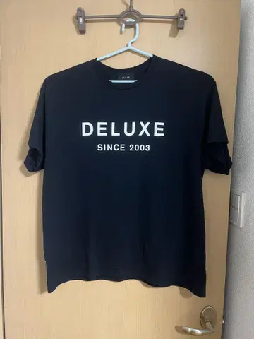 DELUXE SINCE 2003 블랙 티셔츠