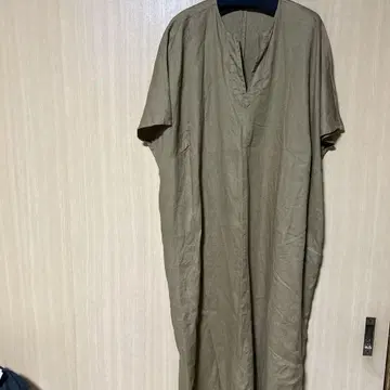 잔나루 스탠다드 카키 반팔 V넥 원피스