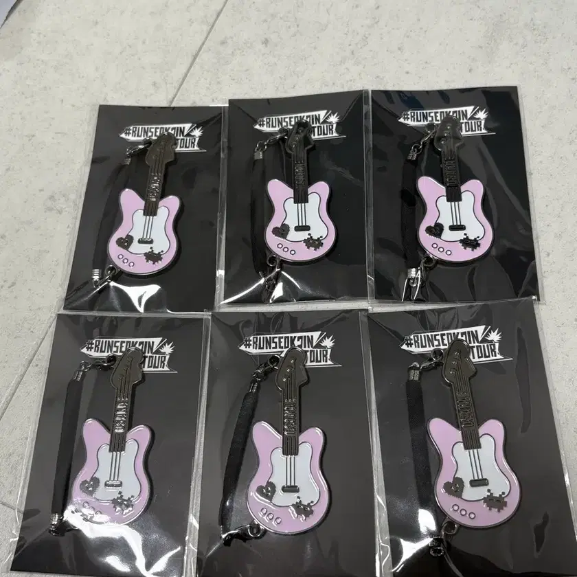 BTS RUNSEOKJIN TOUR MINI CHARM ギター型　2個 防弾少年団(BTS) - BTS ジン RUNSEOKJIN ツアーミニチャーム JIN