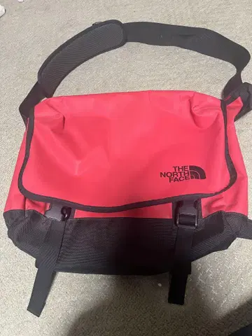 THE NORTH FACE 메신저 백 레드/블랙