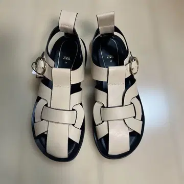 자라 구르카 샌들 37