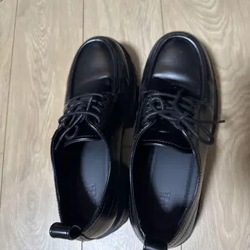 블랙 레이스업 로퍼 통굽