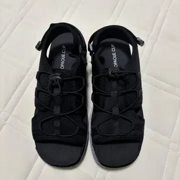 오파크 도트 클립 블랙 스포츠 샌들 통굽