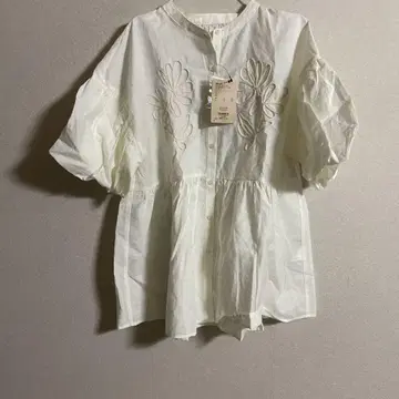 이번 시즌 최신작 니코앤드 부드러운 코드 자수 블라우스