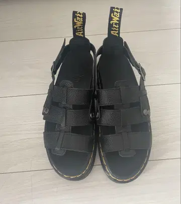 Dr. Martens 블랙 스트랩 샌들 37