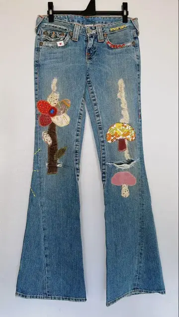 TRUE RELIGION 아플리케 자수 디자인 데님 청바지
