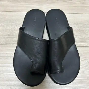louren 블랙 가죽 플립플랍