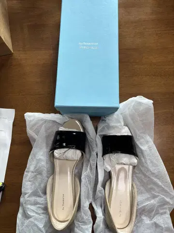 AJ BANISTER 블랙과 베이지 샌들