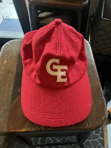 GOODENOUGHFEELT "GE" 로고 울 캡, 빨간색