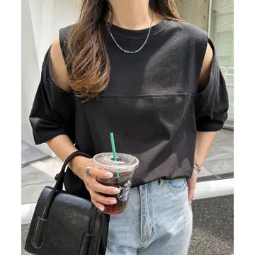 미사용 새상품 컷 아웃 디자인 티셔츠 앤도미 앤도미
