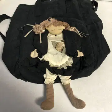 인형이 들어있는 백팩, 백으로 사용 가능, 블랙