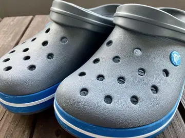 Crocs 그레이/블루 클로그 샌들