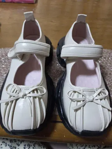 화이트 리본 포함 벨크로 테이프 신발 23.5cm