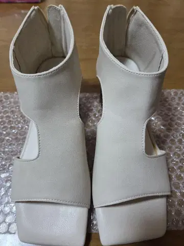 베이지 오픈토 샌들
