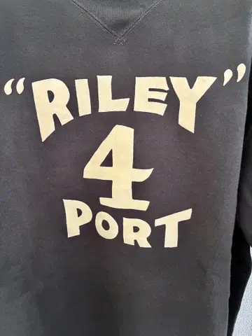 "RILEY" 4 PORT 맨투맨 블랙