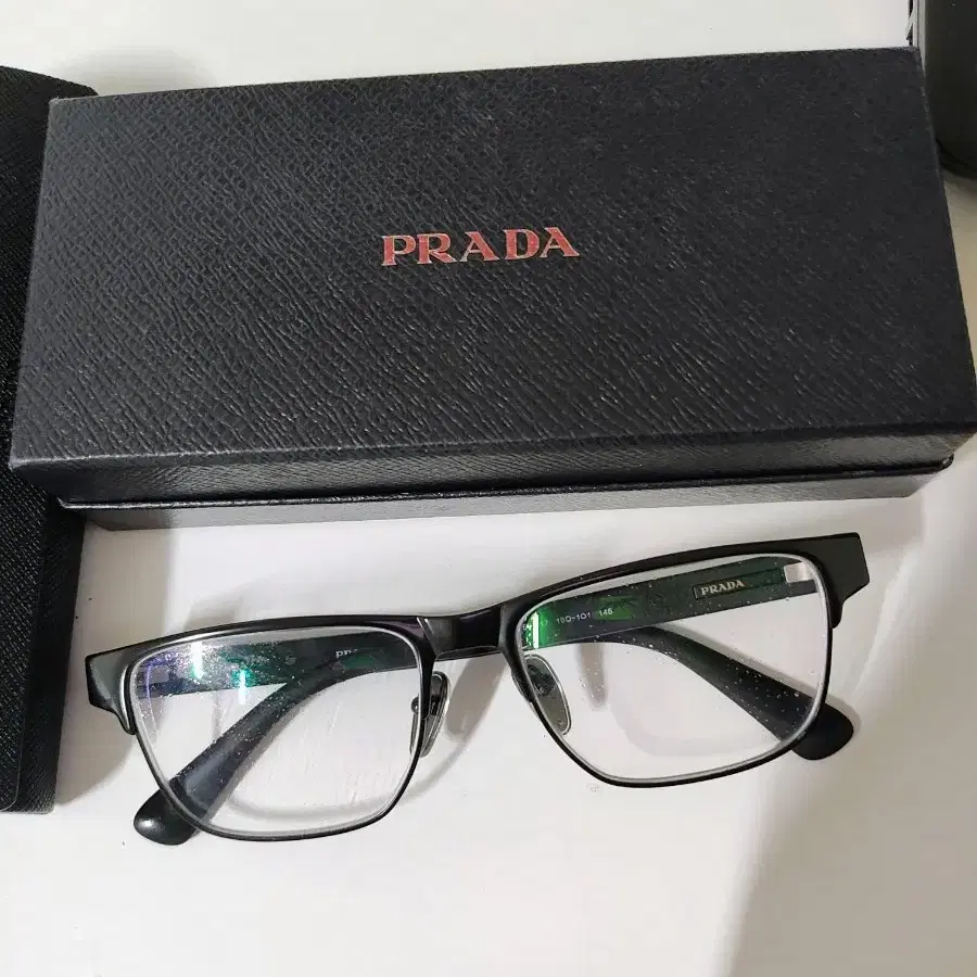 PRADA ブラック サングラス ラウンドフレーム 2025年最新】PRADA フレーム形：ラウンド/丸メガネ メンズ