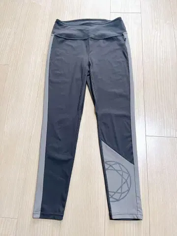 새상품급 FEELCYCLE 레깅스 M 사이즈