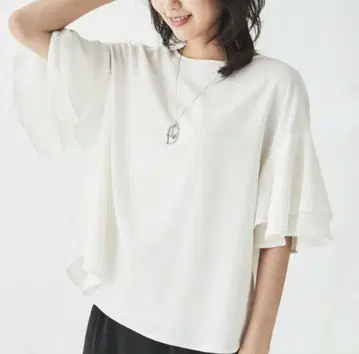 언타이틀 화이트 플레어 소매 상의