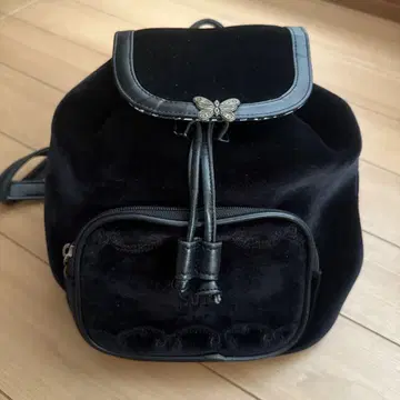 ANNA SUI 블랙 벨벳 백팩 (내부 포켓 지퍼 하자 있음)