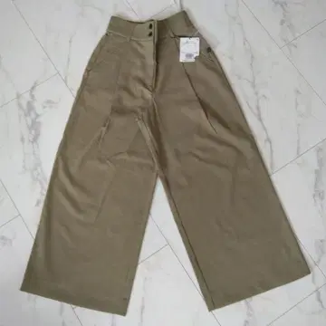 카키 와이드 팬츠 2개 버튼 턱이 있는