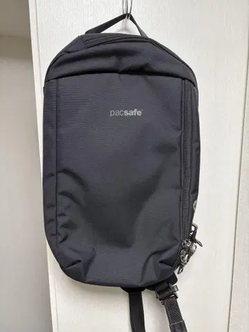 pacsafe 숄더백 블랙