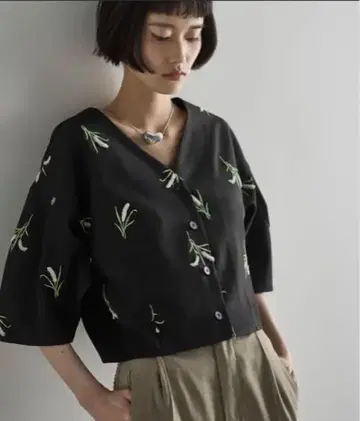 플라워 자수 턱 슬리브 크롭 블라우스