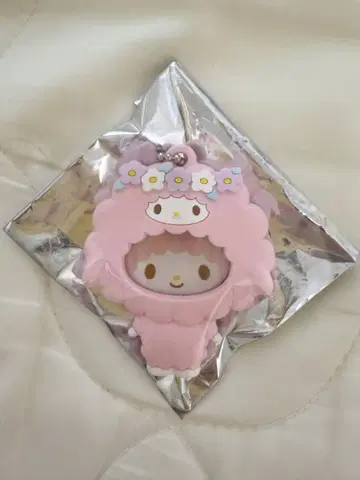 피아노 사진 배지가 달린 마스코트