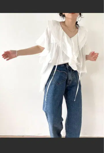 탈착식 옷깃 스타일의 빅 칼라 프릴 하프 블라우스