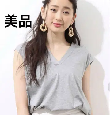로페 마드모아젤 V 넥 티셔츠
