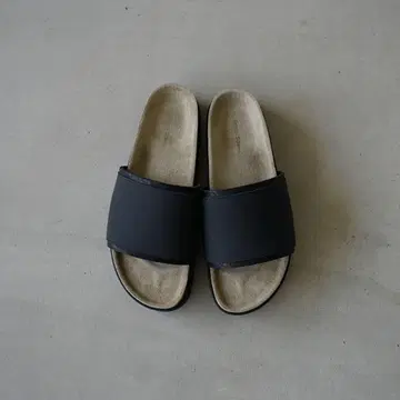 Hender Scheme caterpillar 카마보코 샌들
