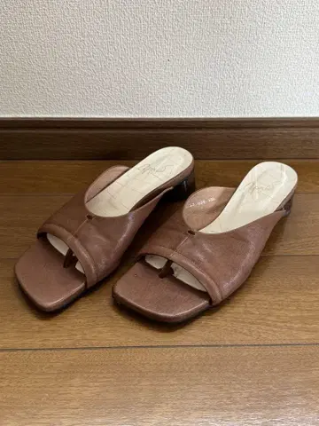 브라운 가죽 톤 뮬
