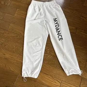 MYDANCE 로고가 들어간 화이트 팬츠